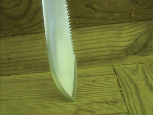A close-up of the well sharpened and properly set teeth of the 21” blade Meyerco machete.