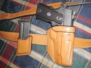 After three months of being carried, the Rafter-L rig is starting to show a bit of character. Note the hand boning, tapered belt and the amount of the magazine exposed which allows for a very secure grip when reloading.